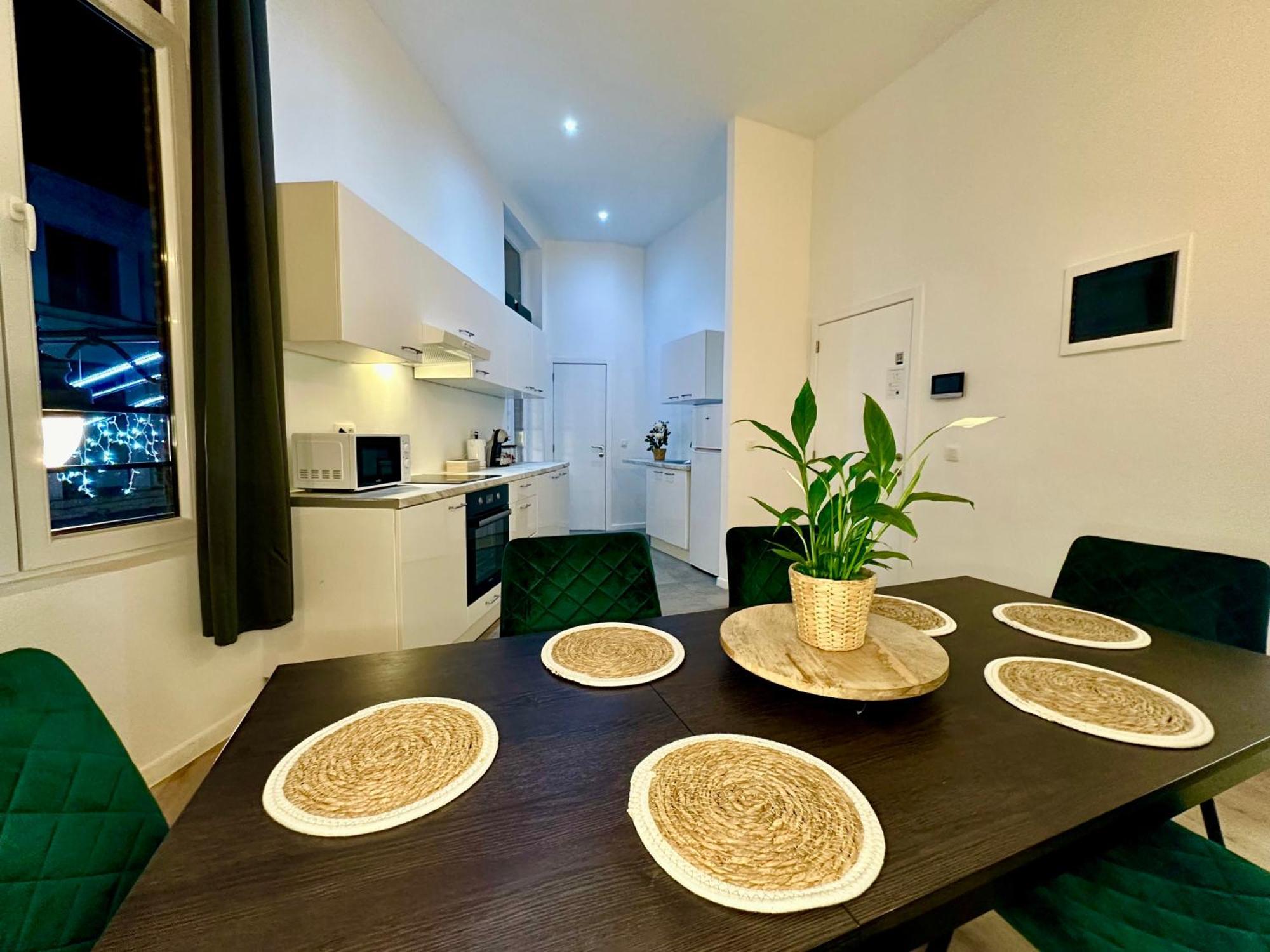 Luxury Suites Mons By Rikas Hotels ภายนอก รูปภาพ