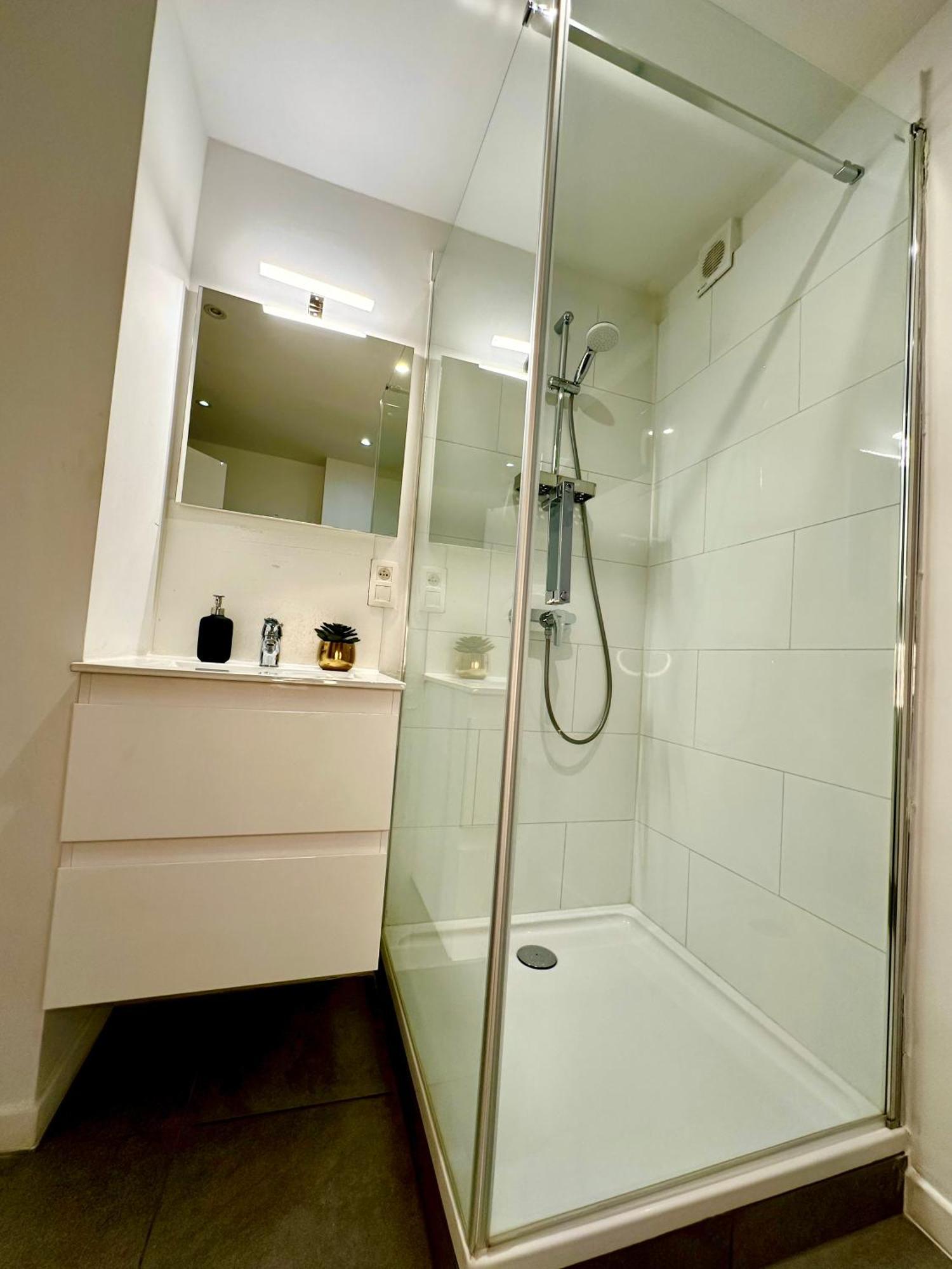 Luxury Suites Mons By Rikas Hotels ภายนอก รูปภาพ